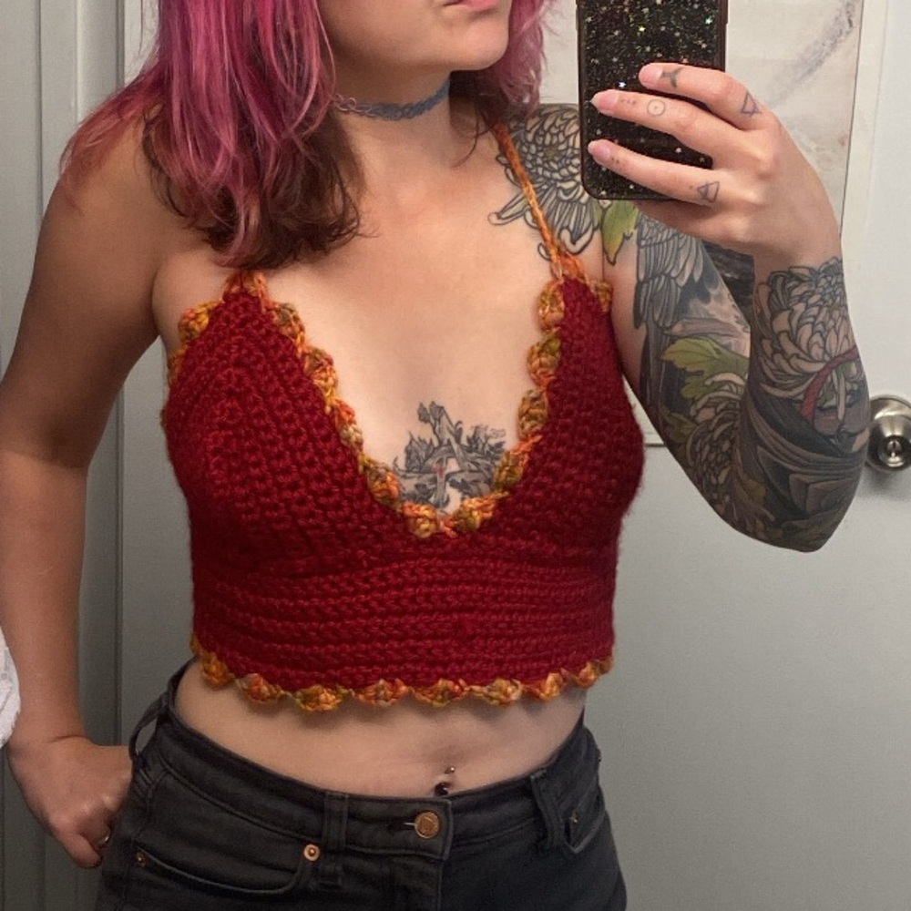 Cute boho hand crocheted red & orange crop top (size small) ✨